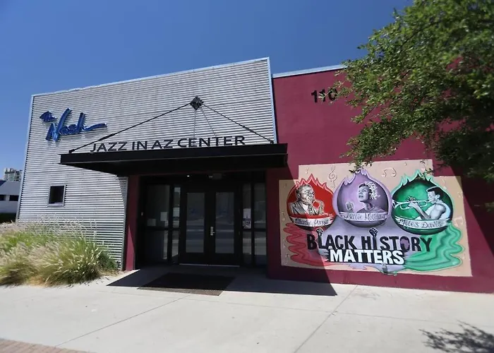 Retro In The Heart Of Dtph - Very Walkable *